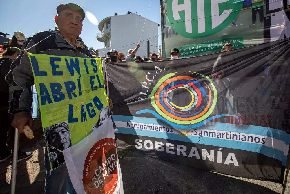 reclamo contra Lewis by Télam