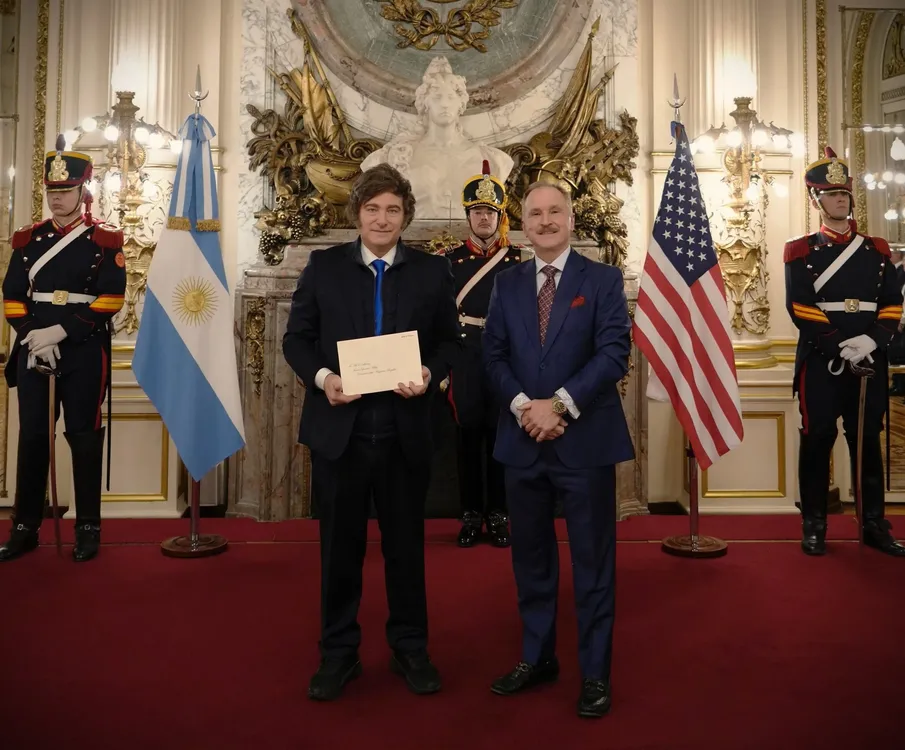 Javier Milei y Peter Lamelas (OPRA)