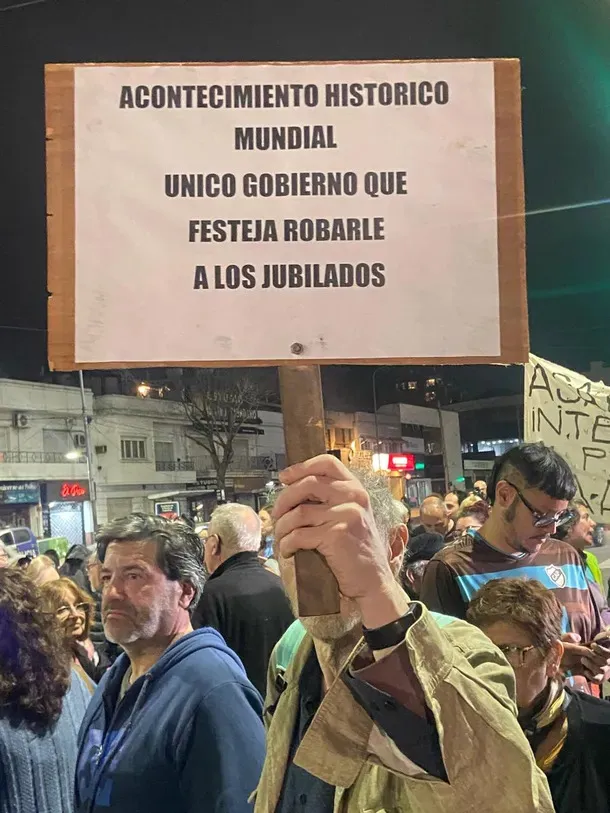 Cacerolazo-contra-el-asado-de-Milei-_Minuto-Uno_
