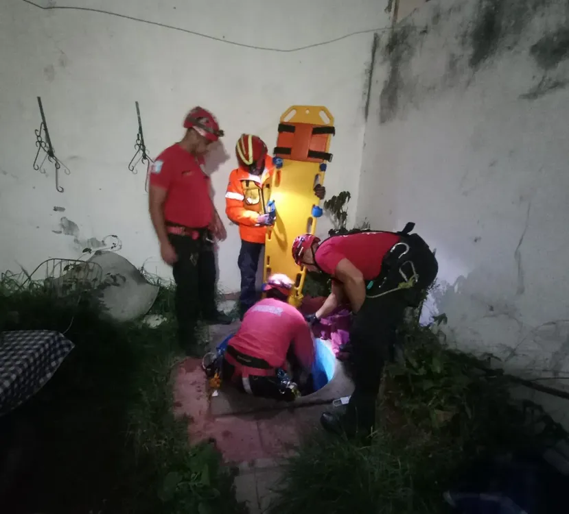 Rescate de una mujer en barrio General Bustos (Policía) 2