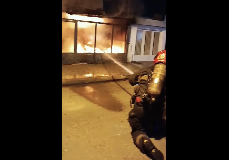 Incendio de una cochera en Alto Alberdi (captura) 2