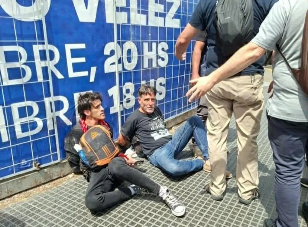 Liberaron al cura "Paco" Olveira, que había sido demorado por la Policía en una nueva marcha de jubilados thumbnail