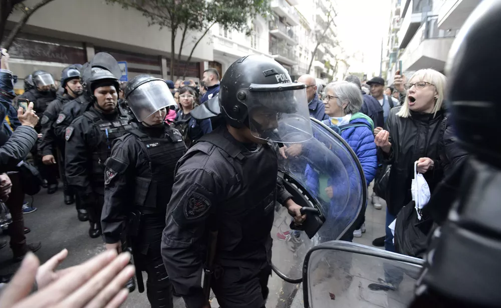 Policía porteña en la casa de CFK by na
