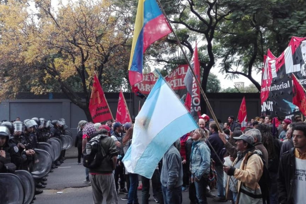 Incidentes y represión policial frente a la Embajada de Venezuela en Argentina