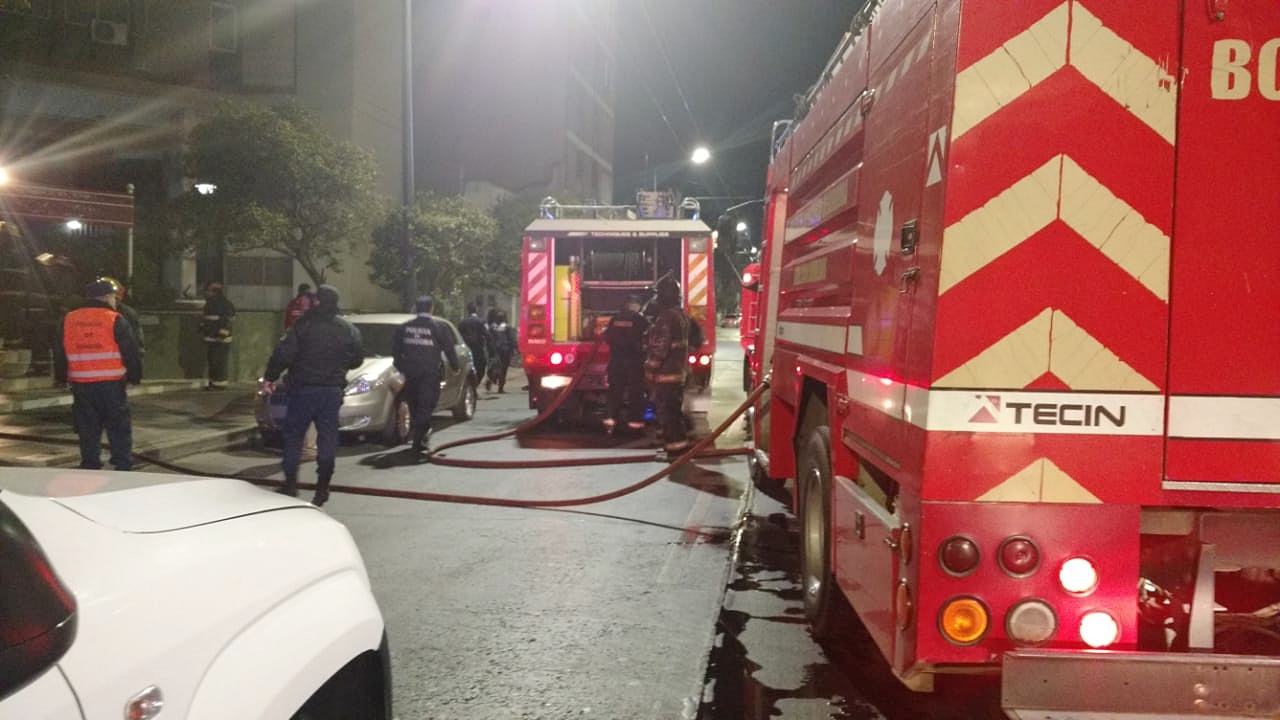 Una joven y su bebé se salvaron de milagro tras incendiarse su departamento