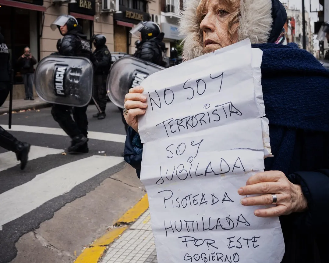 Marcha de jubilados frente al Congreso (ACVI)