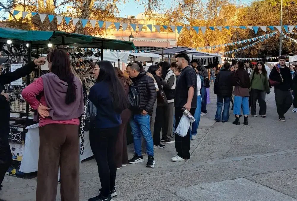 Feria barrio Guemes by Fb