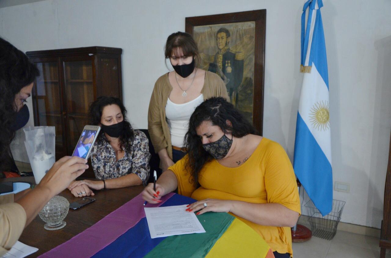 Agencia Territorial Córdoba Ley de Cupo Laboral Trans Cecilia Romero firma su contrato