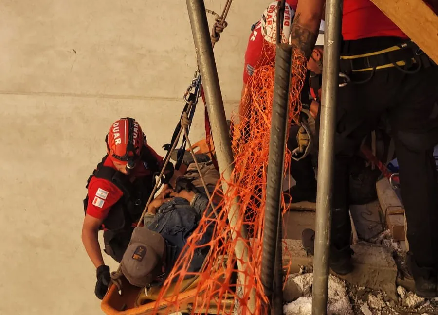 Rescate de obrero en edificio de Nueva Córdoba 1