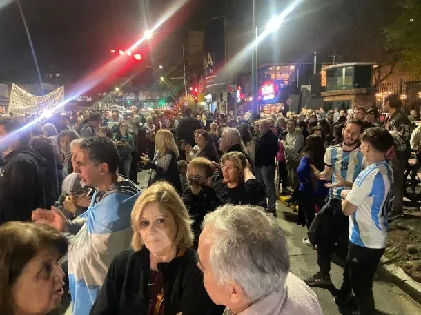 Cacerolazo-contra-el-asado-de-Milei-_Minuto-Uno_-2