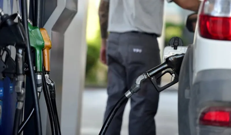 playeros-afuera-el-gobierno-quiere-que-las-estaciones-de-servicio-habiliten-el-autodespacho