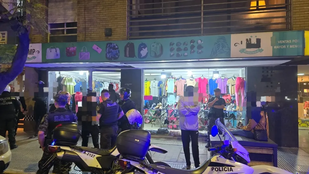 hombre prendió fuego un policía