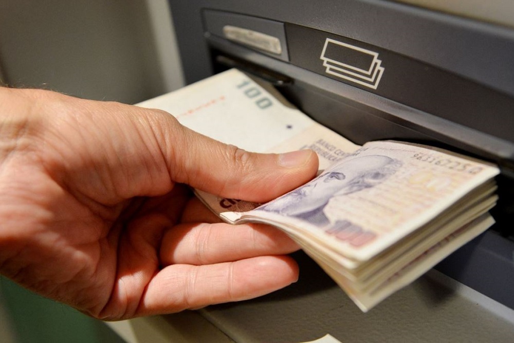salario plata cajero