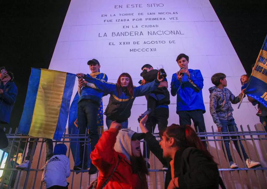 hinchas de boca en el obelisco NA
