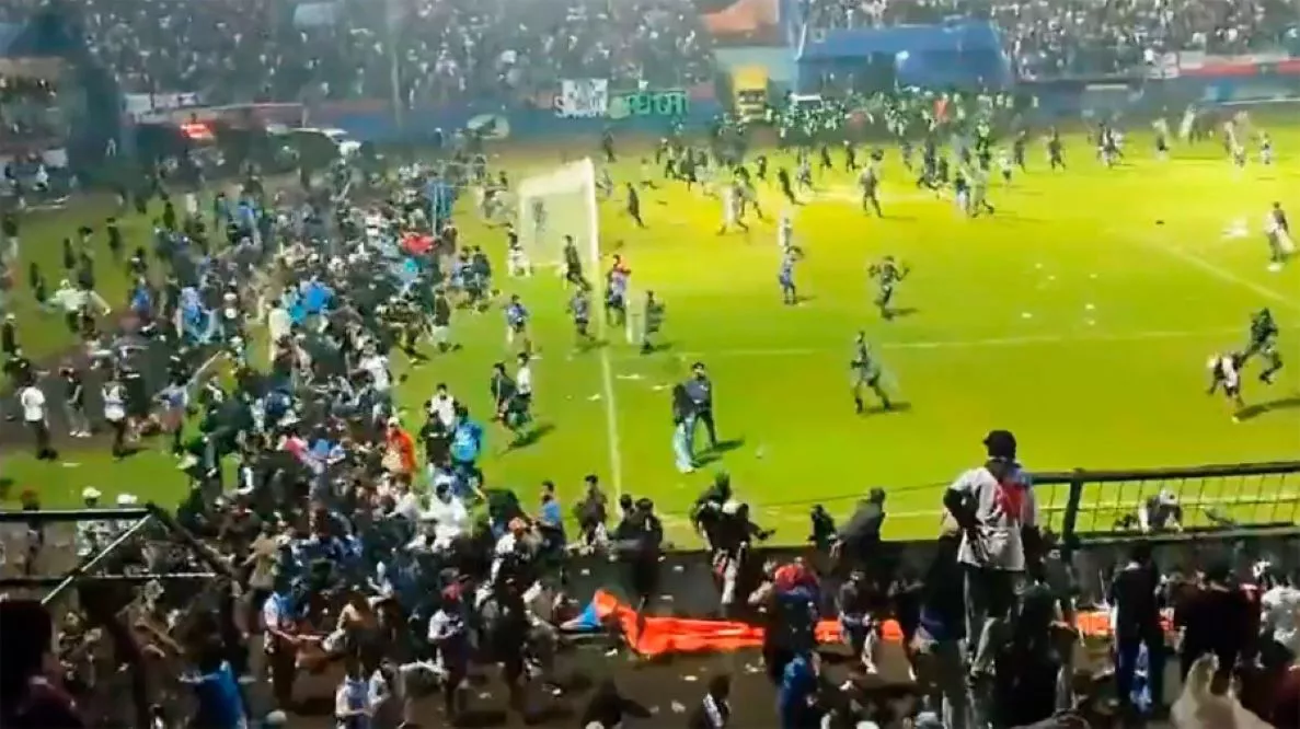 Indonesia tragedia en estadio by Télam