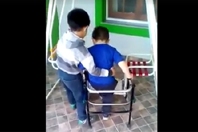 niño gesto
