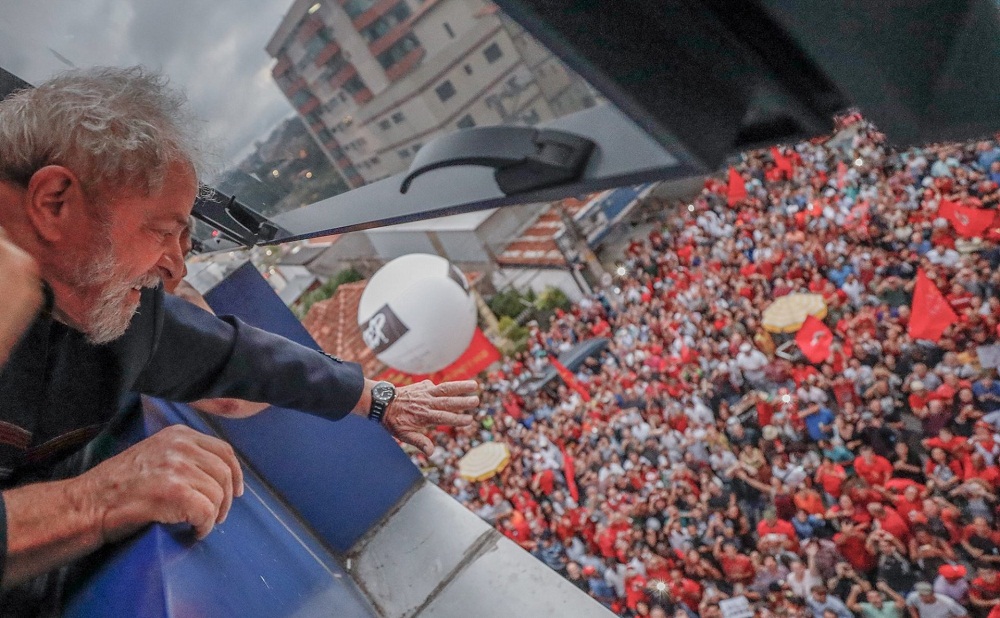 Lula saluda al pueblo Foto Ricardo Stuckert