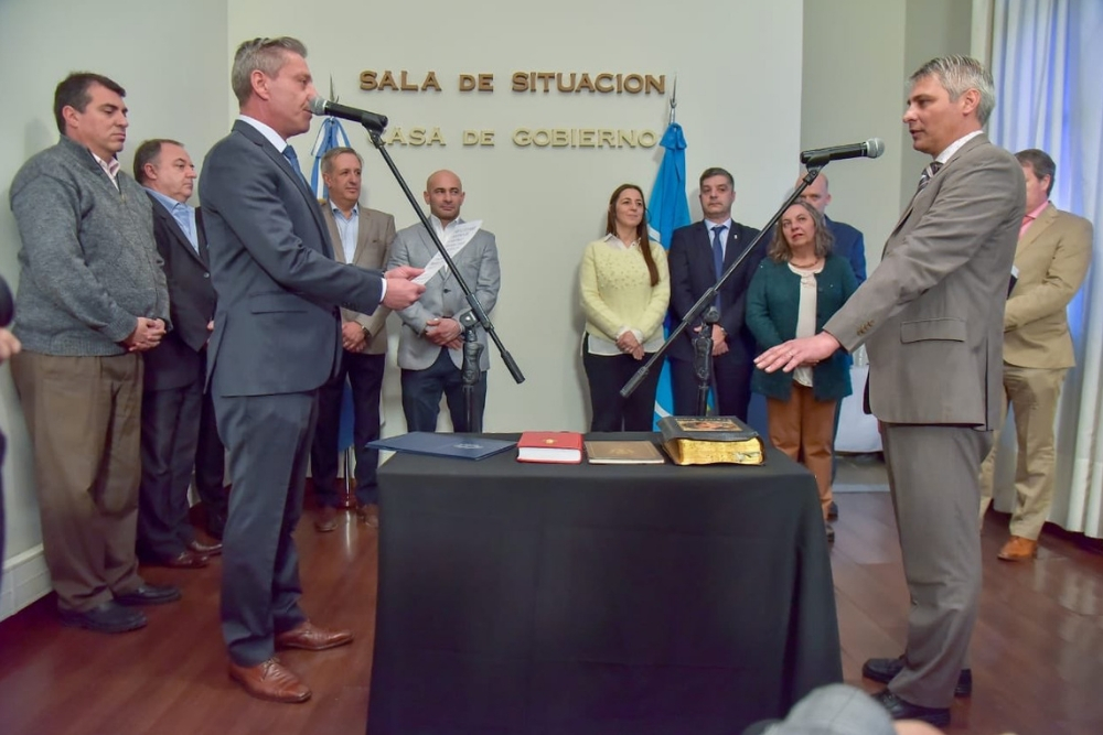 Hace dos semanas, Arcioni tomó juramento a Paulo Cassutti como Ministro de Educación