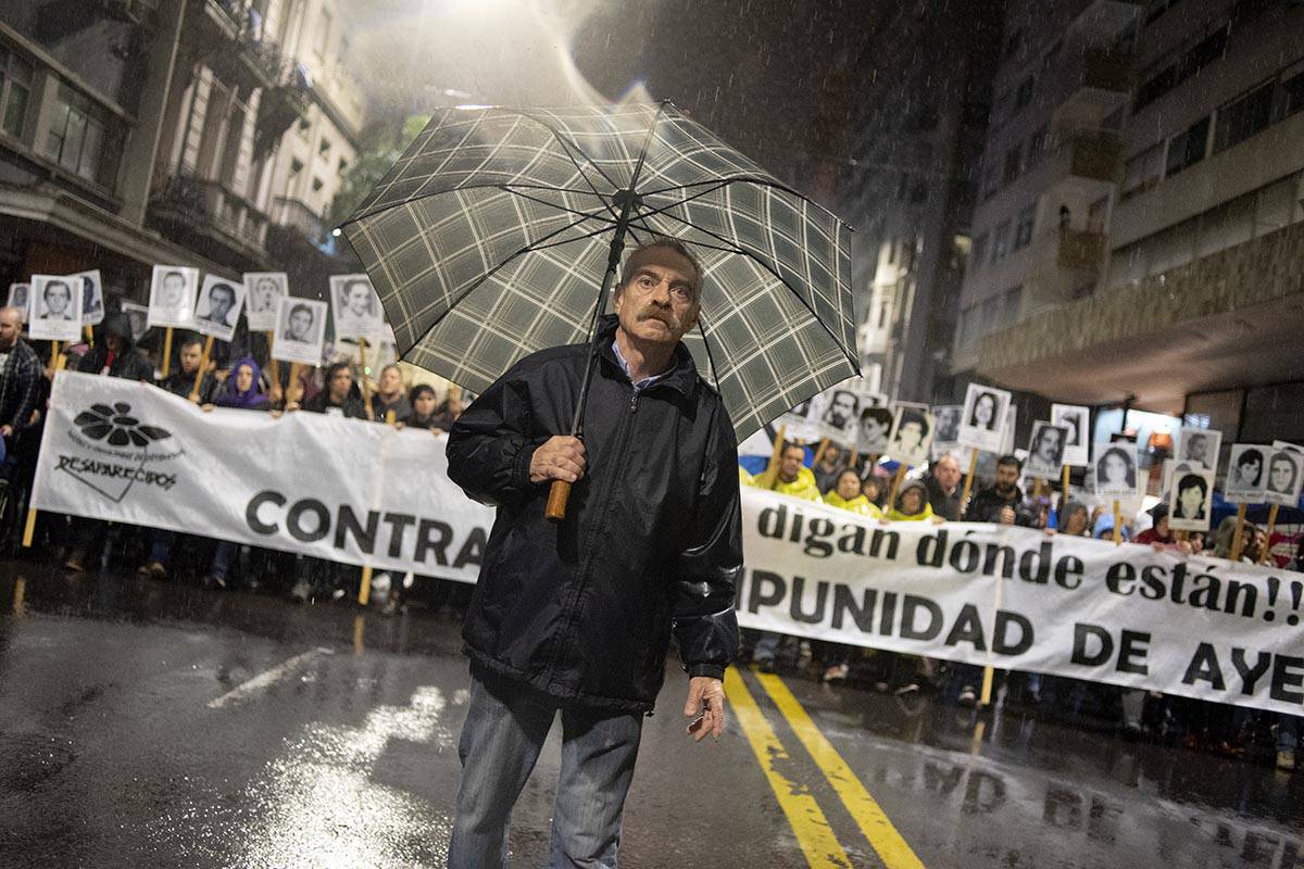 marcha bajo la lluvia Urugay by la diaria uy Ricardo Antúnez