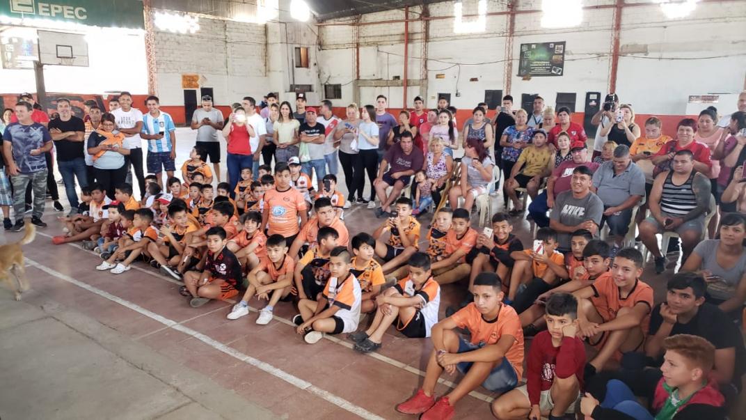 Matías Suárez visitó a los chicos de Unión San Vicente y donó remeras - Javier Imaz