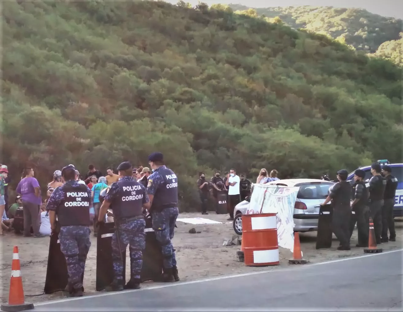 Policía en el Acampe Autovía Ruta 5 B
