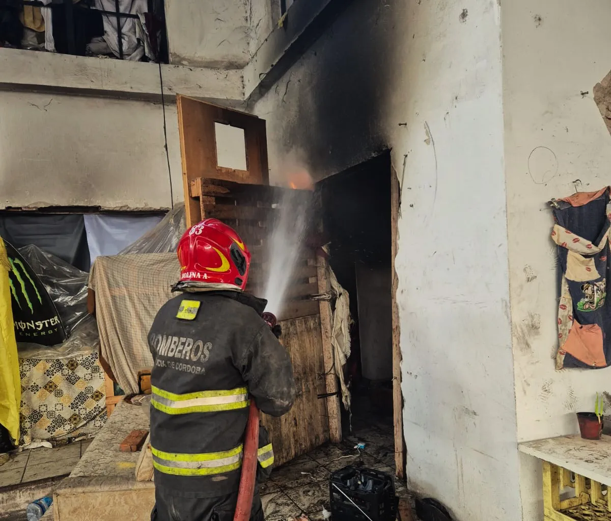 Incendio en un depósito abandonado de barrio Independencia (Policía de Córdoba)