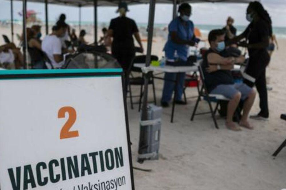Vacunación en el exterior playa gentileza