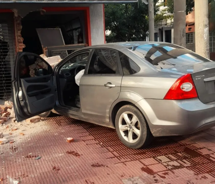 Automóvil chocó una concesionaria (Policía)