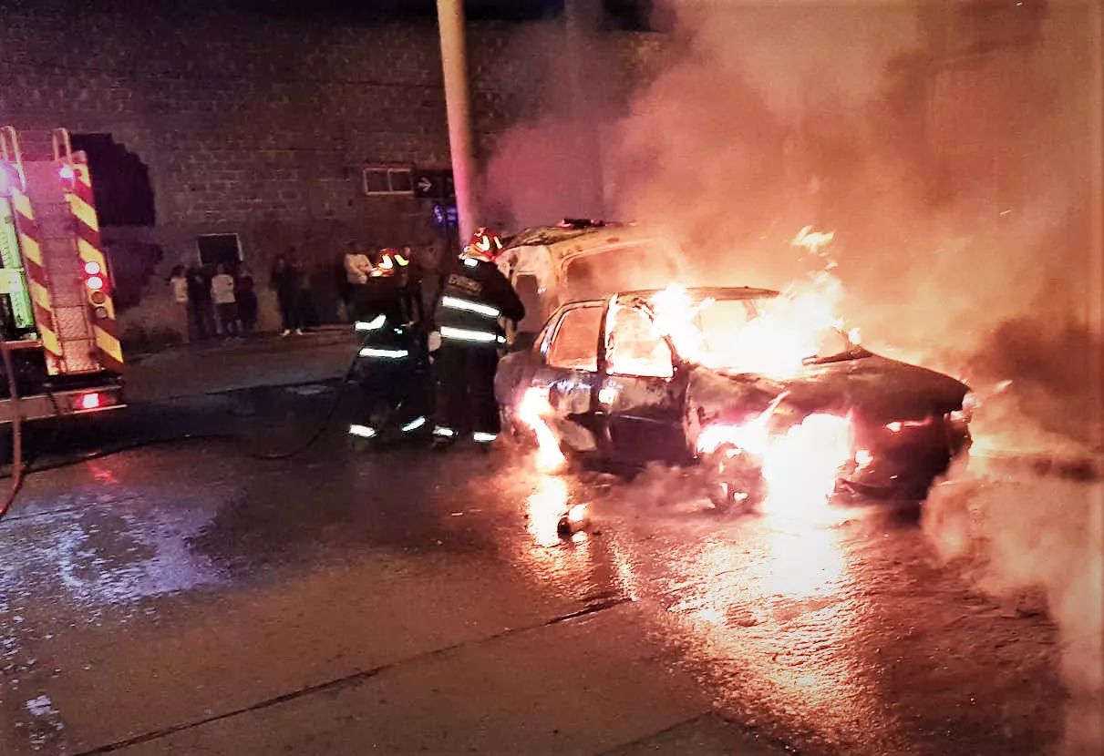 Incendio de taller mecánico en Villa Páez (Policía) 02