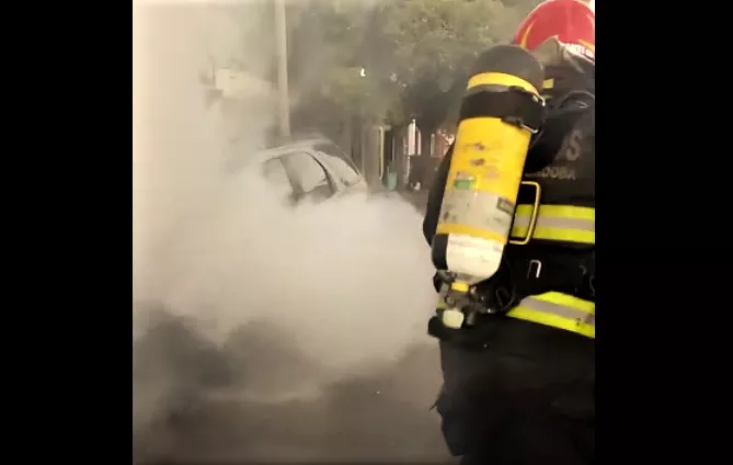 Se incendió un auto en barrio San Martín (Policía de Córdoba)
