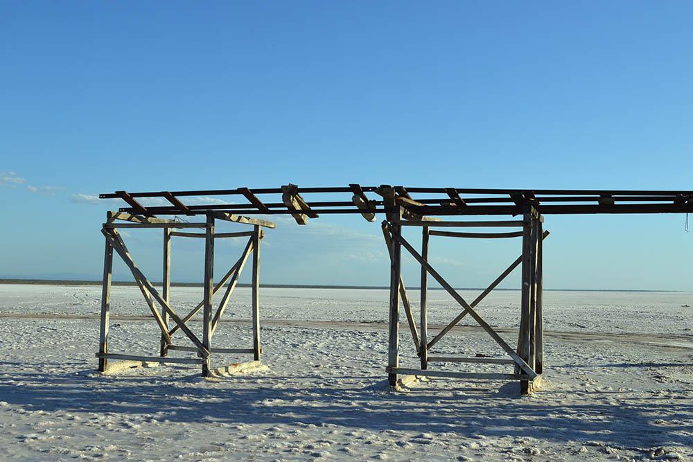 Una vieja estructura que servía para la carga y descarga de sal