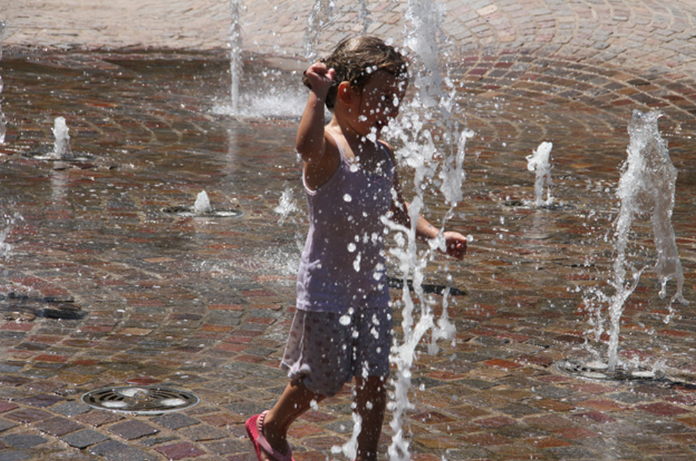 calor niña juega con agua