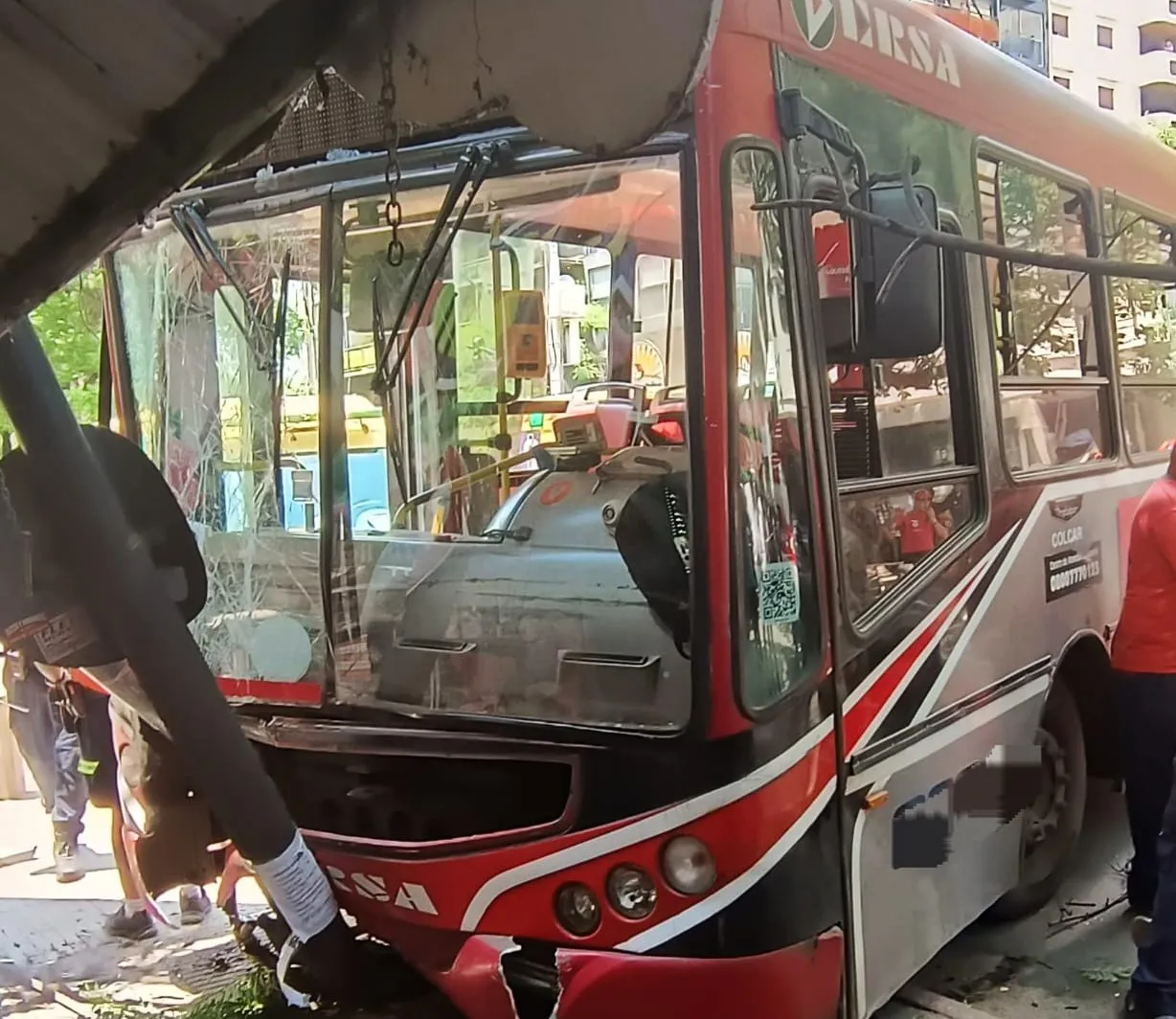 Colectivo chocó un kiosco en Illia y Chacabuco (Policía) 4