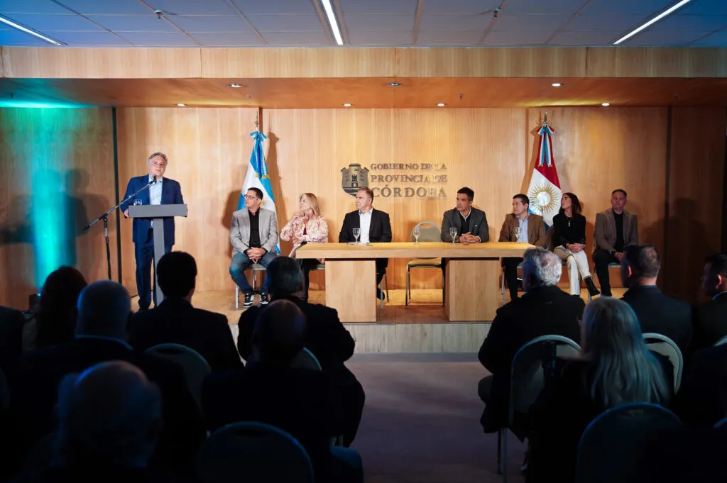Llaryora entrega fondos para escuelas (Gobierno de Córdoba)
