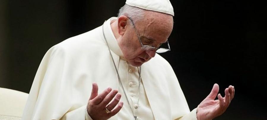 papa-francisco-rezando