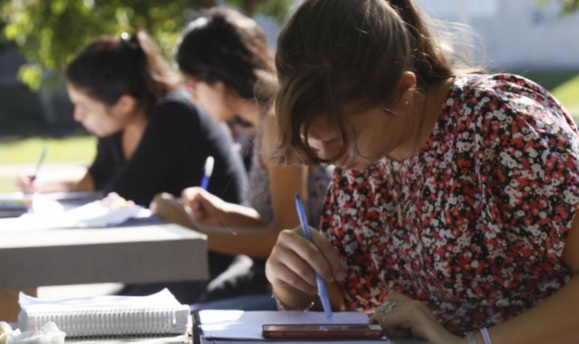 Becas by gentileza