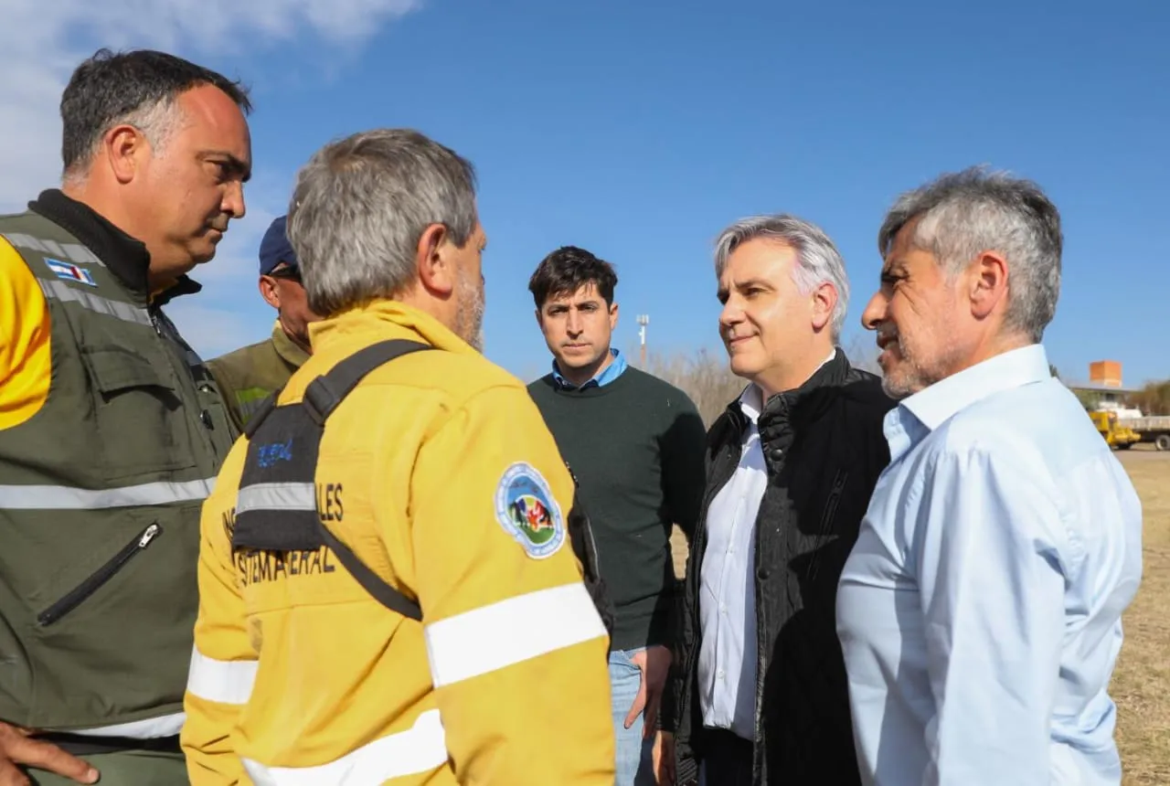 Llaryora con Bomberos
