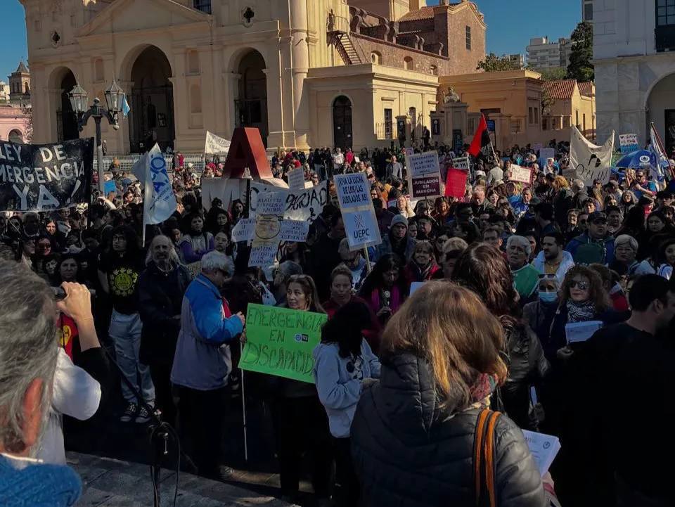 Nueva marcha del sector de la discapacidad en Plaza San Martín (gentileza) 002