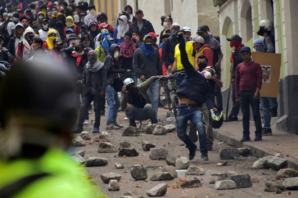 Ecuador: nuevos enfrentamientos entre indígenas y policías frente al Parlamento