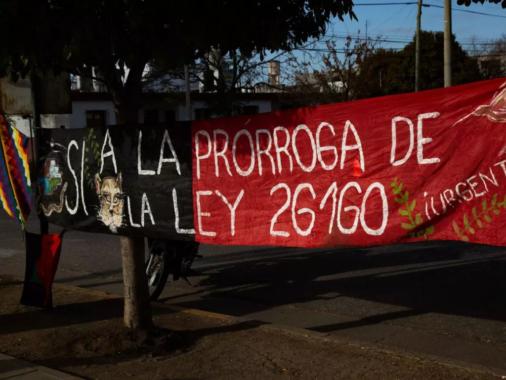 desalojo pluma blanca by La Tinta para Prensa Comunitaria Córdoba