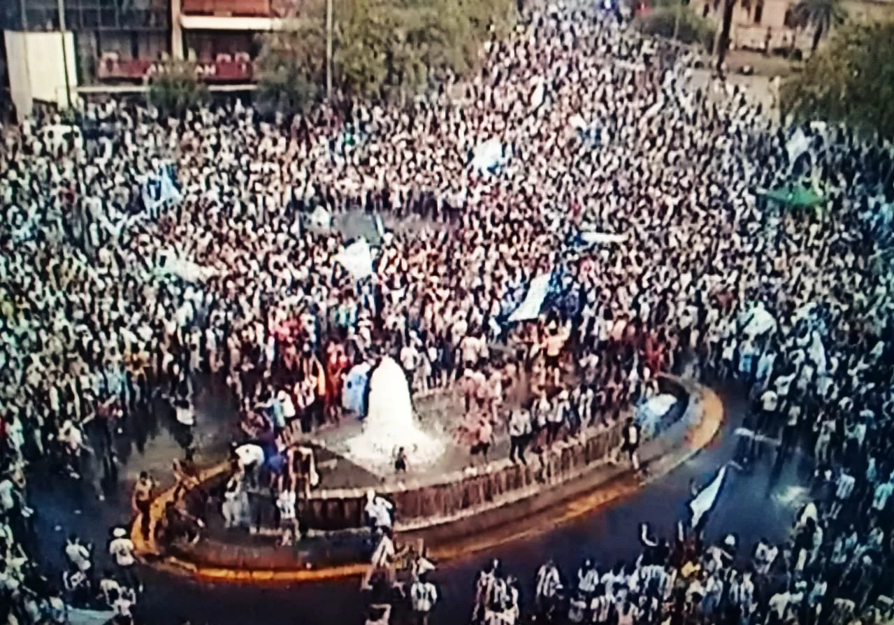 Festejos de Argentina frente al Patio Olmos (Policía de Córdoba)