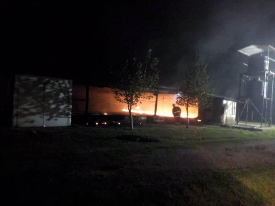 pollos incendiados en Tinoco by Leo Guevara