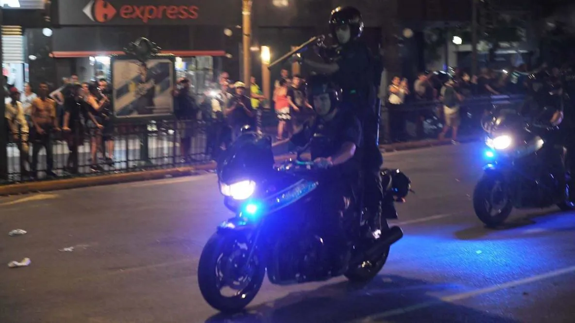 Policías en moto reprimiendo Télam