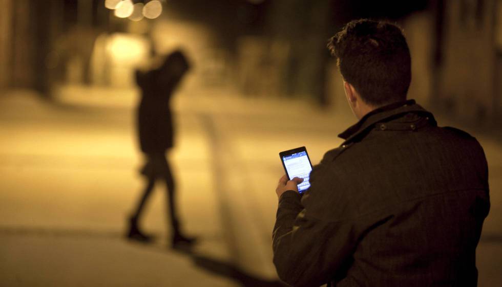 celular hombre acoso
