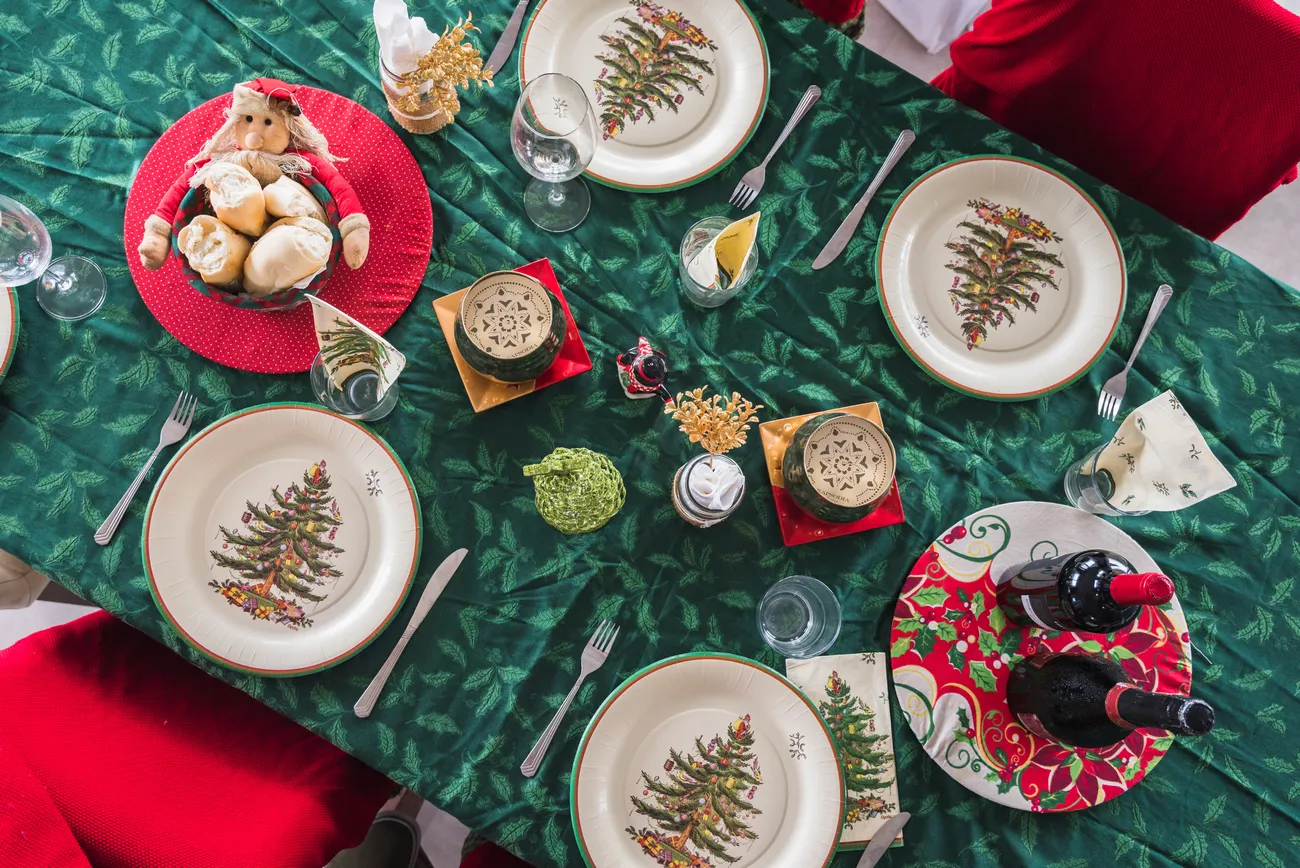 table-set-christmas-dinner