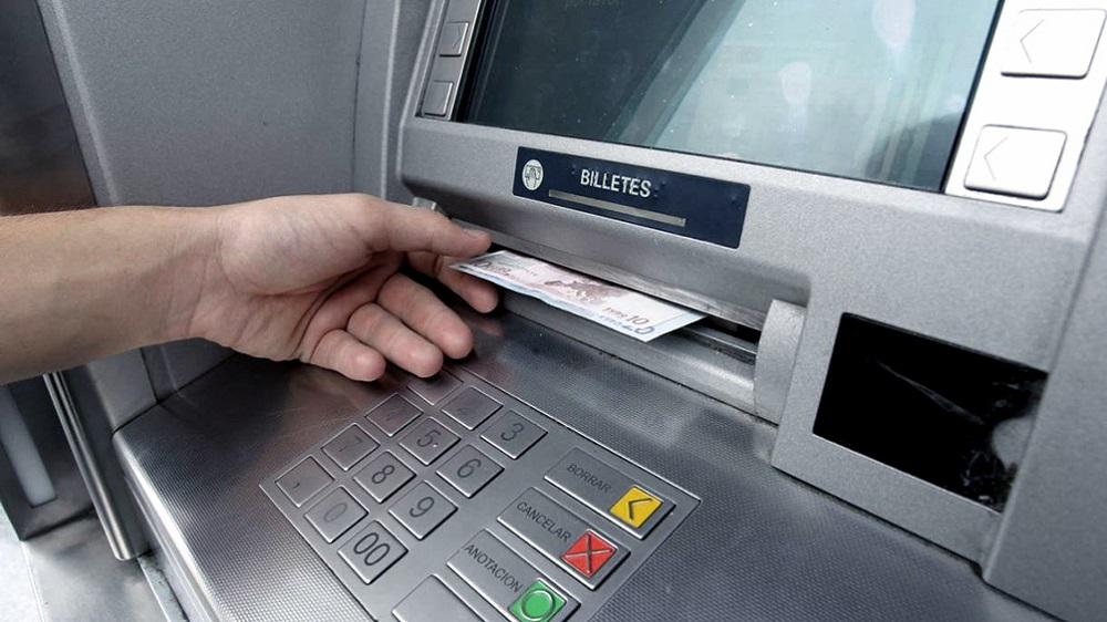 Cajero automático extracción banco Télam