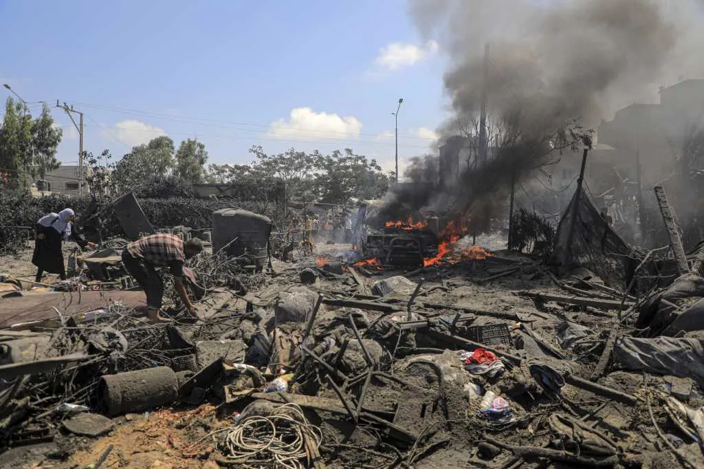 Ataque aéreo israelí en Gaza el 13 de julio. Foto Xinhua-Rizek Abdeljawad