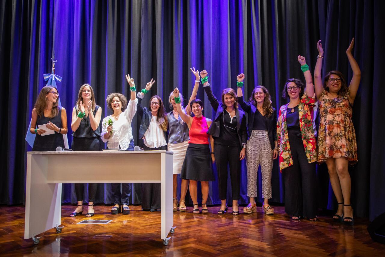 equipo del ministerio de la mujer
