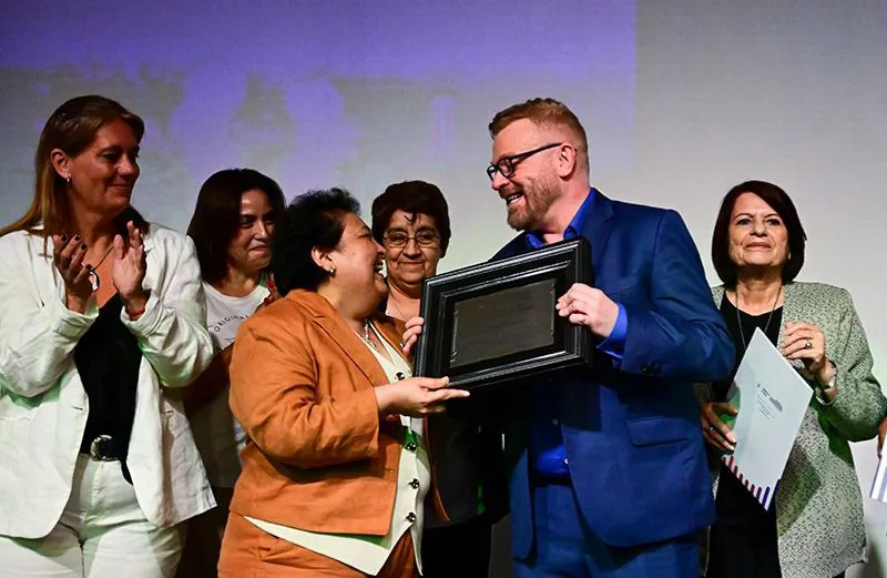 Entrega de reconocimiento a Gabriel Rabinovich (Gobierno de Córdoba) 01