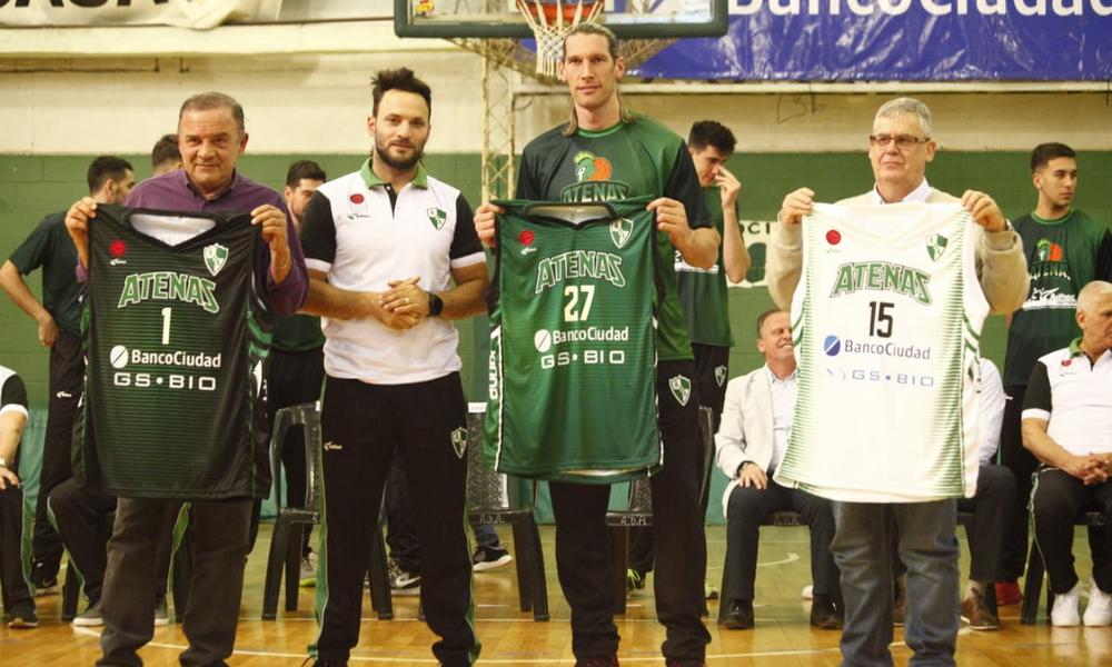 Atenas presentó su plantel y la nueva indumentaria